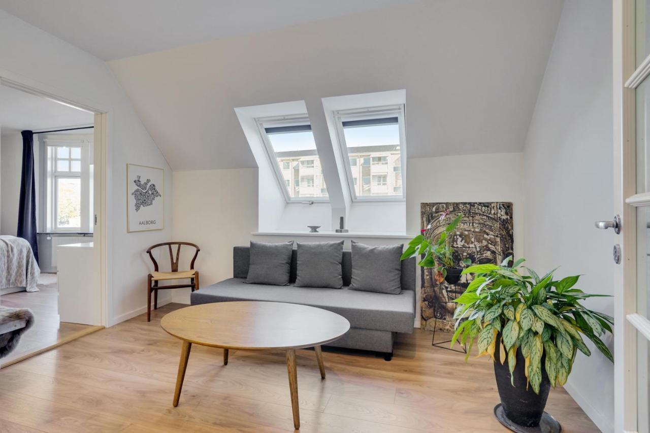 Bath Tub Penthouse In The City Ольборг Экстерьер фото